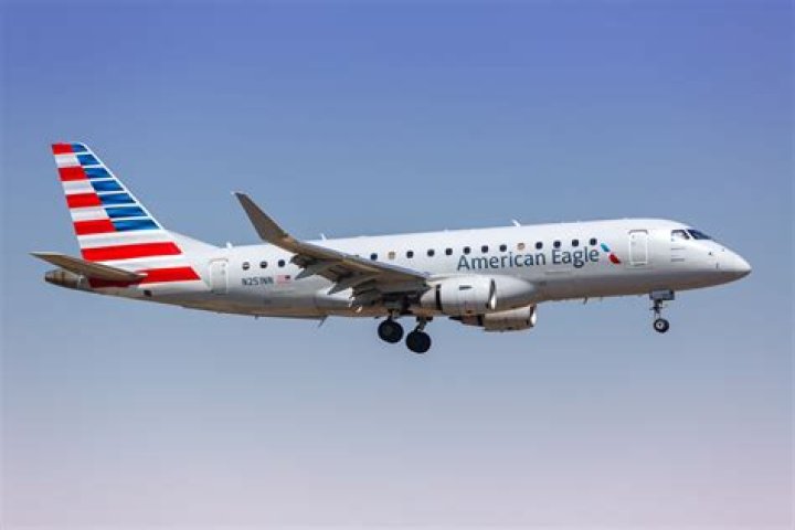 Does Embraer 170 have outlets?