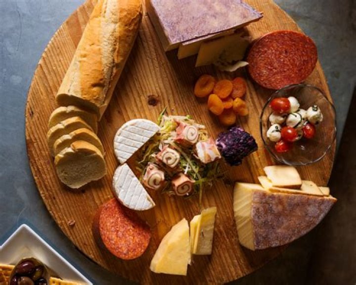 Does Laurita Winery serve food?
