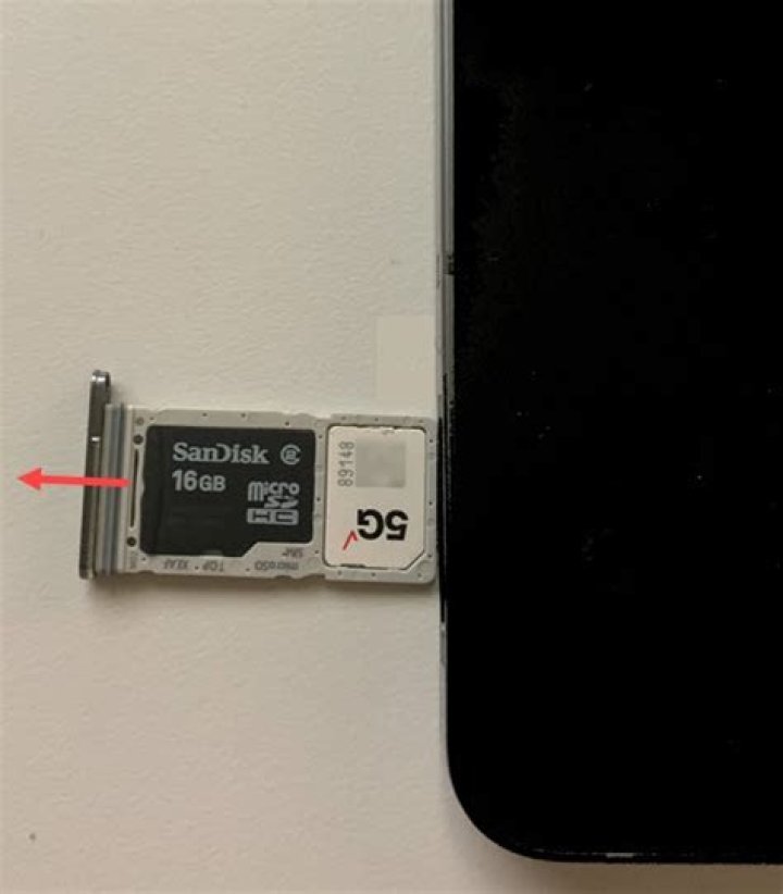 Does Samsung Galaxy S3 have SIM card slot?