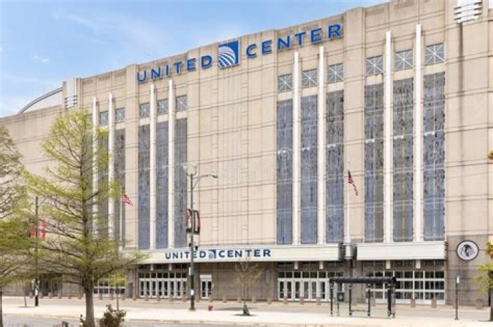 How big is the United Center in Chicago?