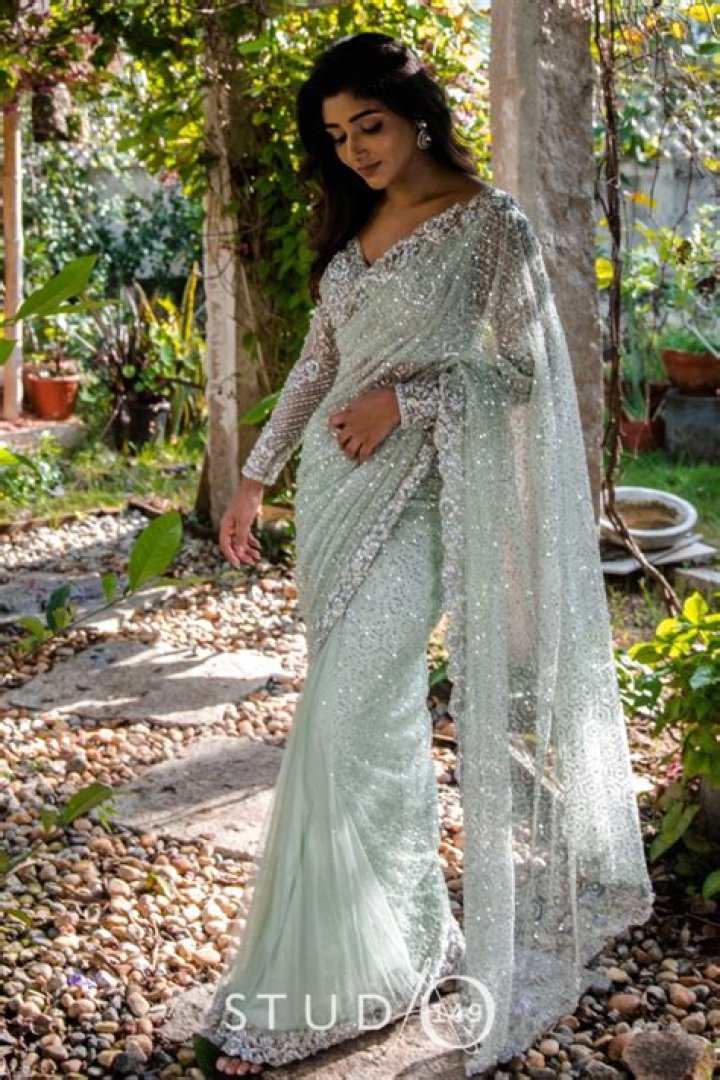 How can I look stylish in saree?