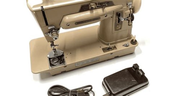 How can I tell how old my Singer sewing machine is?