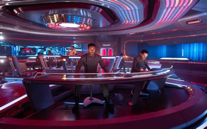 How do I change bridge officers in Star Trek Online?