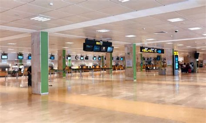 How do I get from Barcelona to Girona Airport?