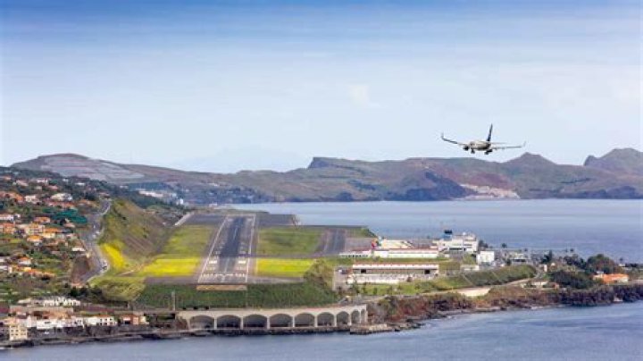 How do I get from Madeira Airport to Funchal?