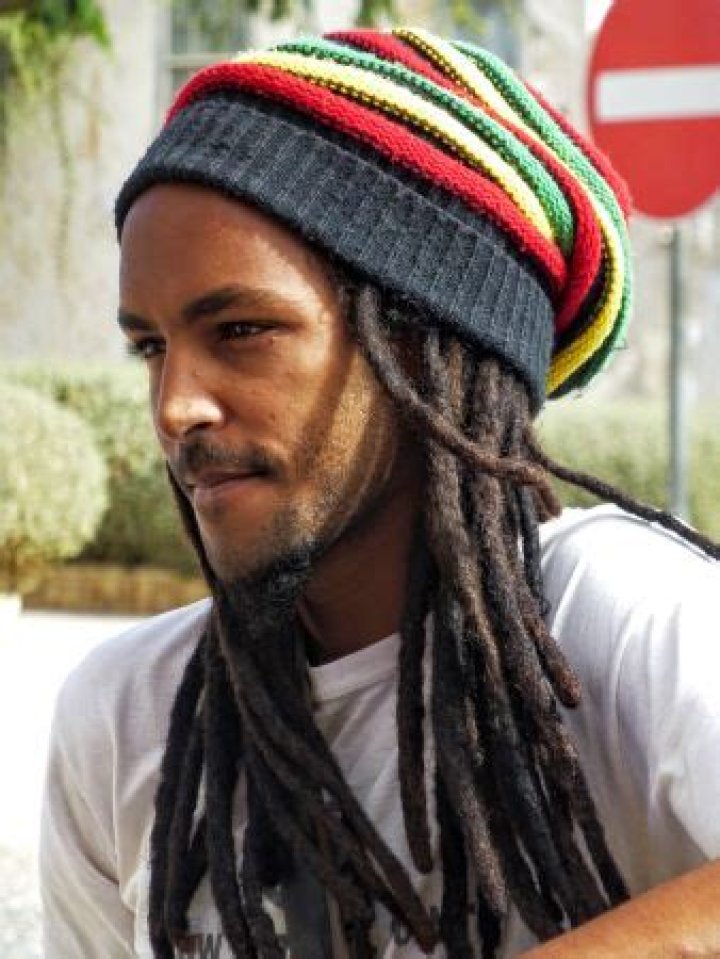 How do Rastafarians dress?