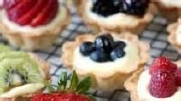How do you keep fruit tarts from getting soggy?