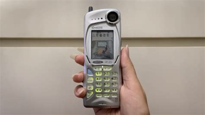 How do you turn on an old Kyocera phone?