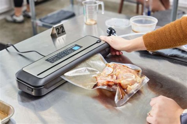 How does a vacuum sealer works?