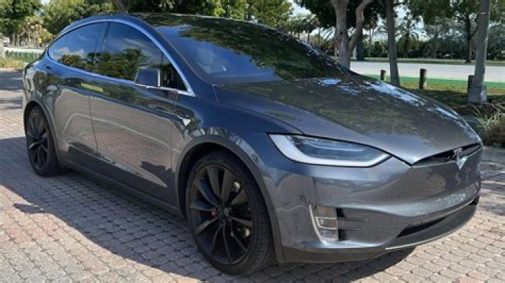 How fast is Model X P90D?