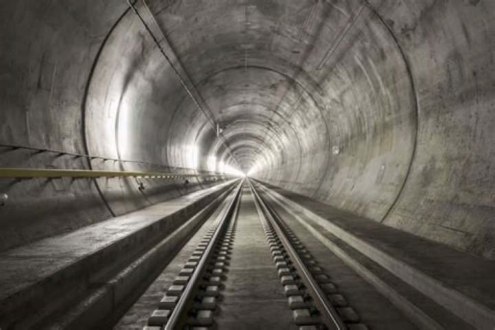 How many people died building the Gotthard tunnel?