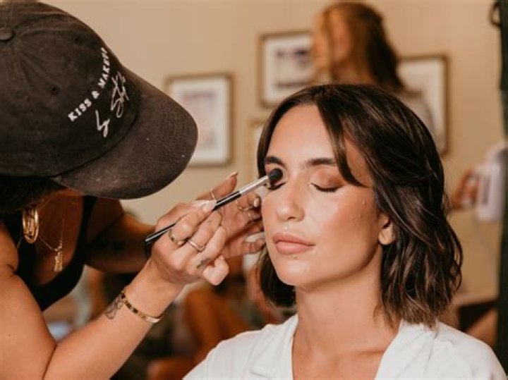 How much do MAC makeup artists make UK?