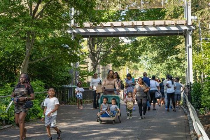 How much does it cost to go to the Philadelphia Zoo?