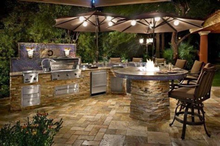 How much does it cost to make an outdoor kitchen?