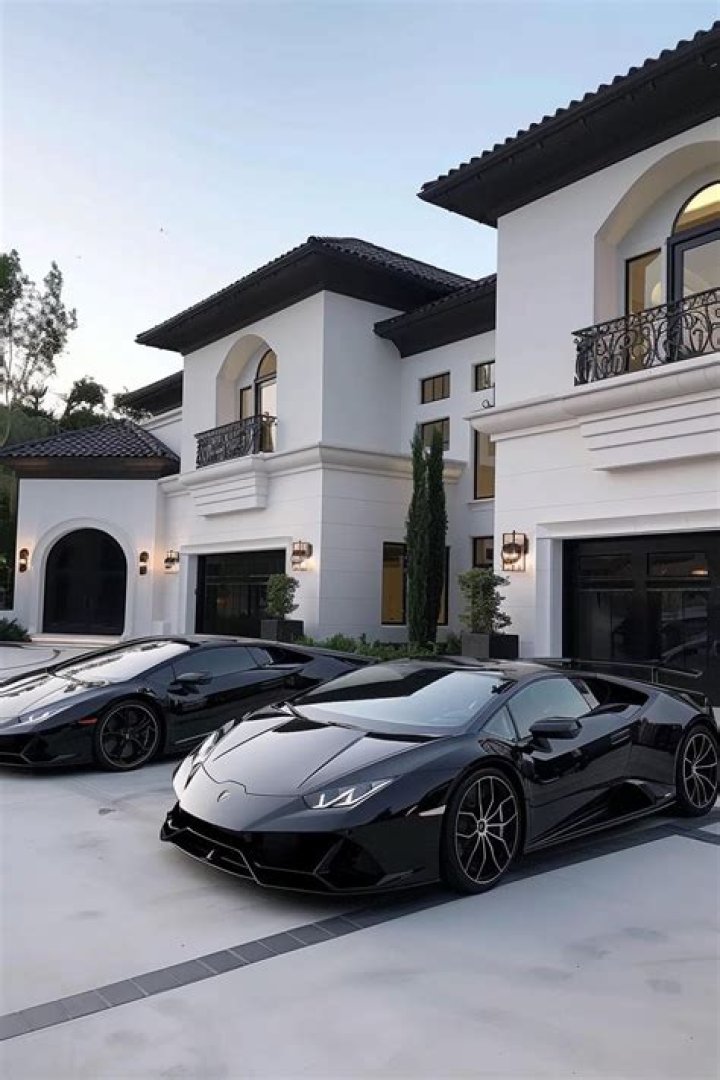 How much does it cost to rent a luxury car in LA?