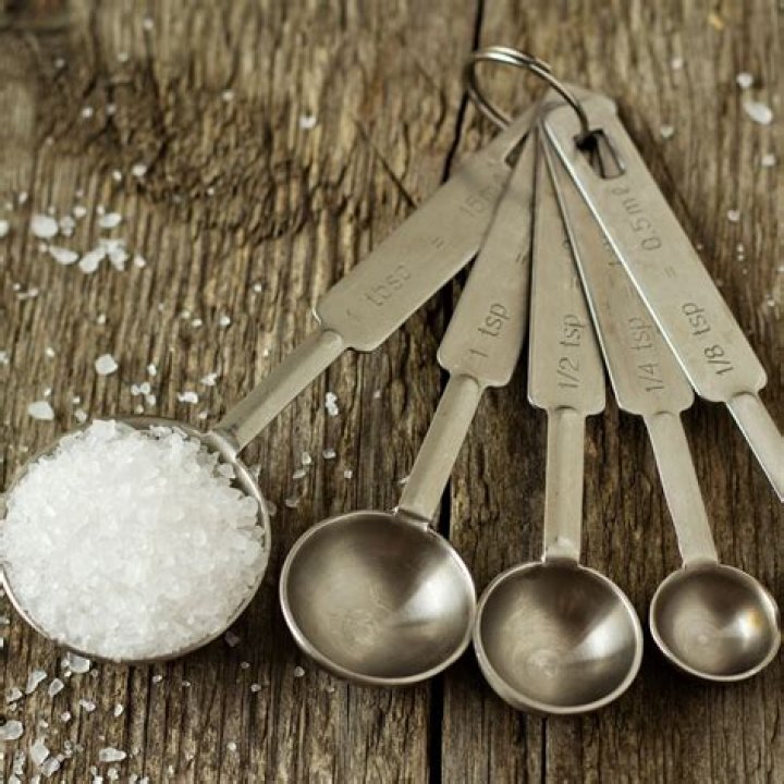 How much is a tablespoon of salt in grams?