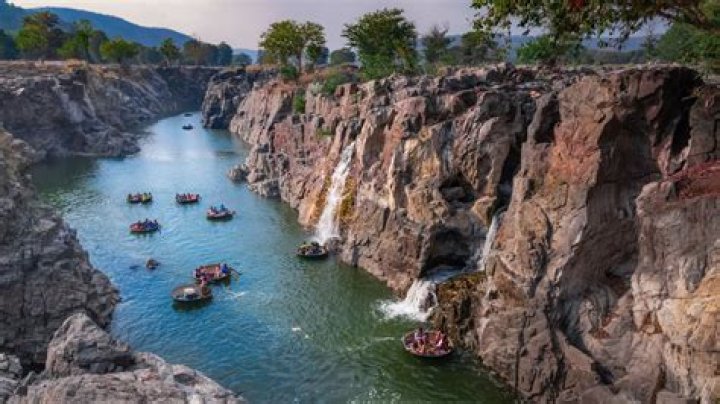 Is tourist allowed in Hogenakkal?