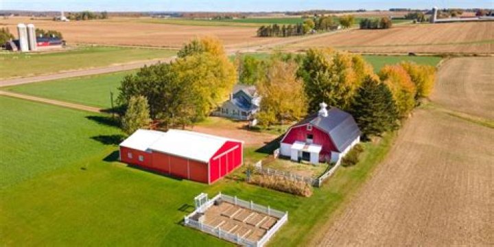What does farm land sell for in Illinois?