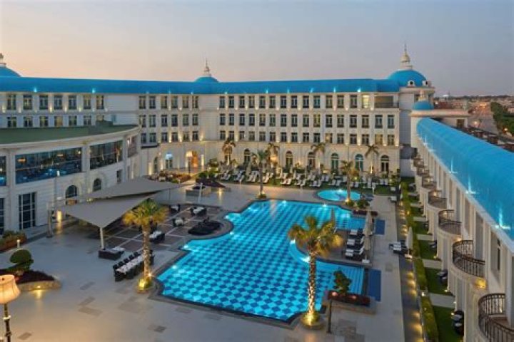 What hotel do they stay at in blended?