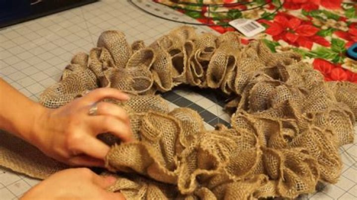 What is burlap mesh wreath?