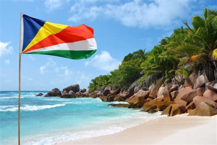 What is the meaning behind the Seychelles flag?
