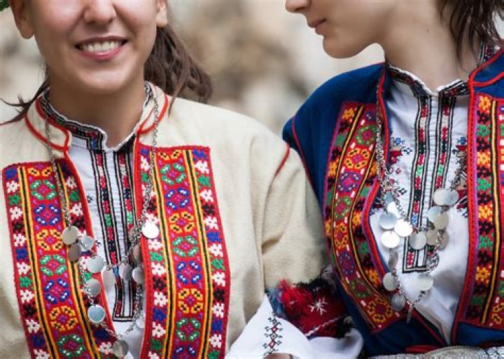What is the traditional clothing of Bulgaria?