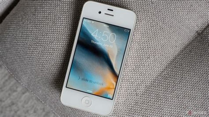 What is the user interface of the iPhone 4S?