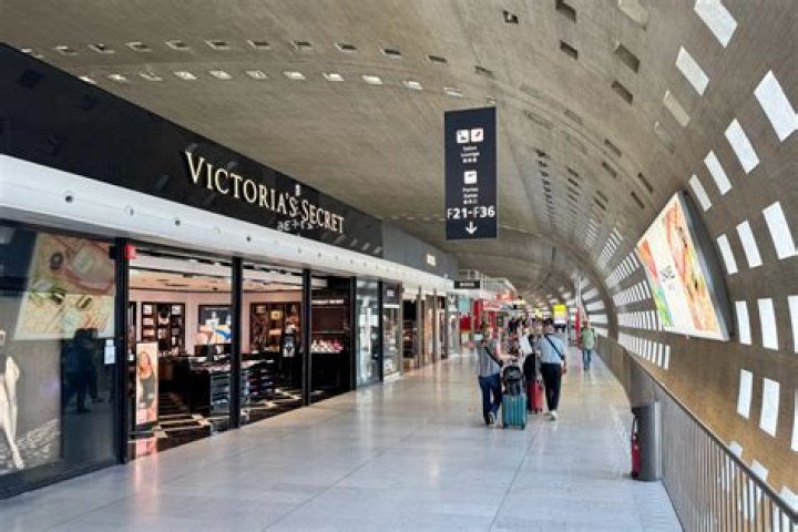 What shops are at Charles de Gaulle airport?