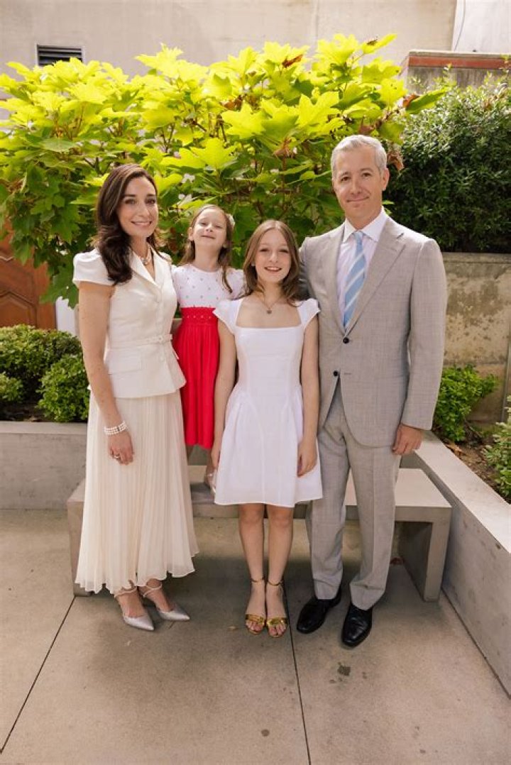 What should a girl wear to her bat mitzvah?