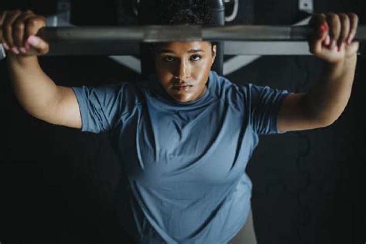 What should a woman eat after lifting weights?