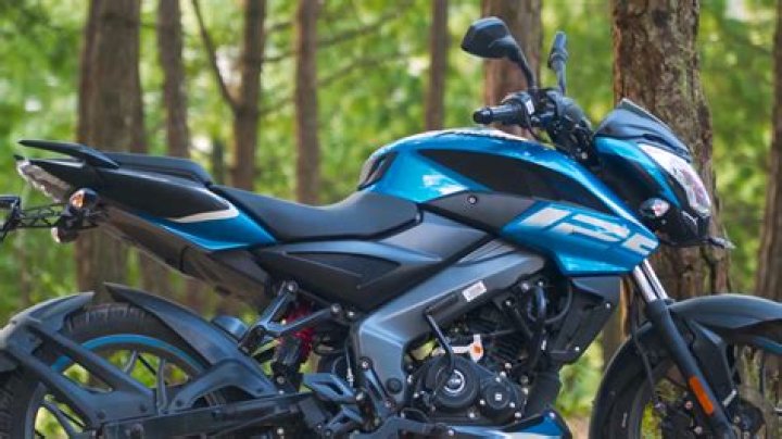What was the price of Pulsar 220 in 2016?