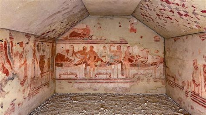 Where are the Etruscan tombs?