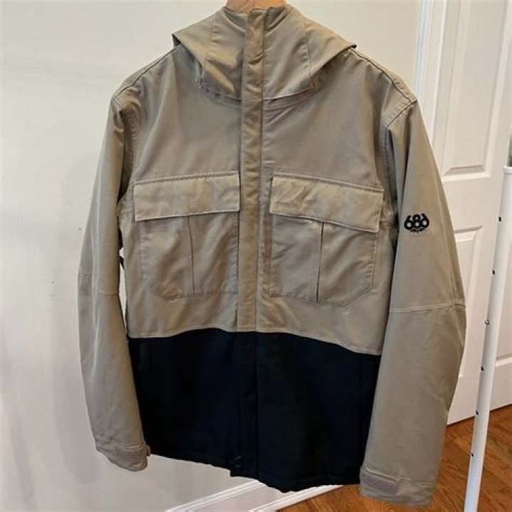 Where is 686 clothing made?