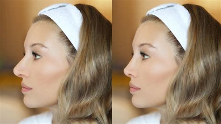 Who has black hair is of middle height has a hooked nose and very piercing eyes in Chapter 3?