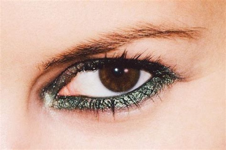 Who wears green eyeliner?